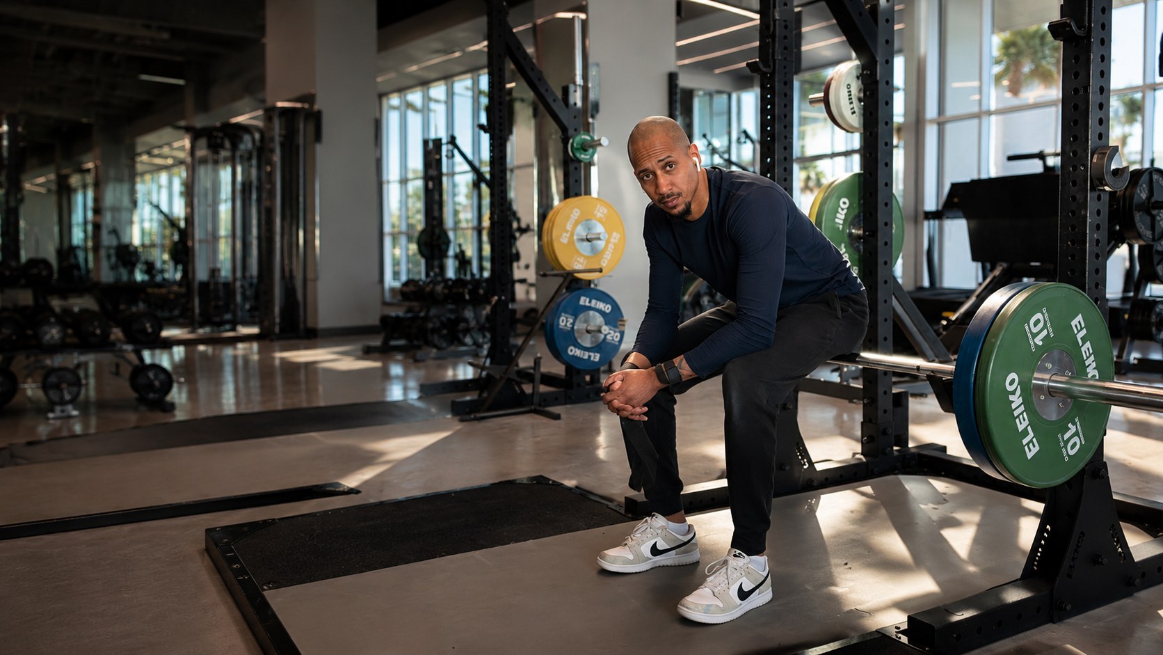 Johnny Lopes Fortes coaching in moderne gym